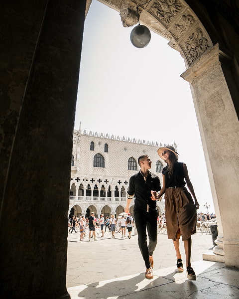 A major site, done properly - with a specialist who gives context (architecture, history, art), not a generic script